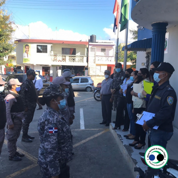 Oficina Nacional de Defensa Pública denuncia destacamentos policiales de Santiago no cumplen protocolo de covid-19 y existen arrestos de manera ilegal.
