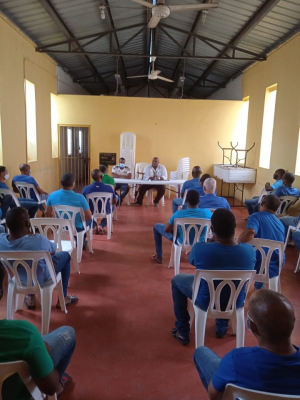 Oficina de Defensa Pública imparte charla a internos del Centro de Corrección de Elías Piña.